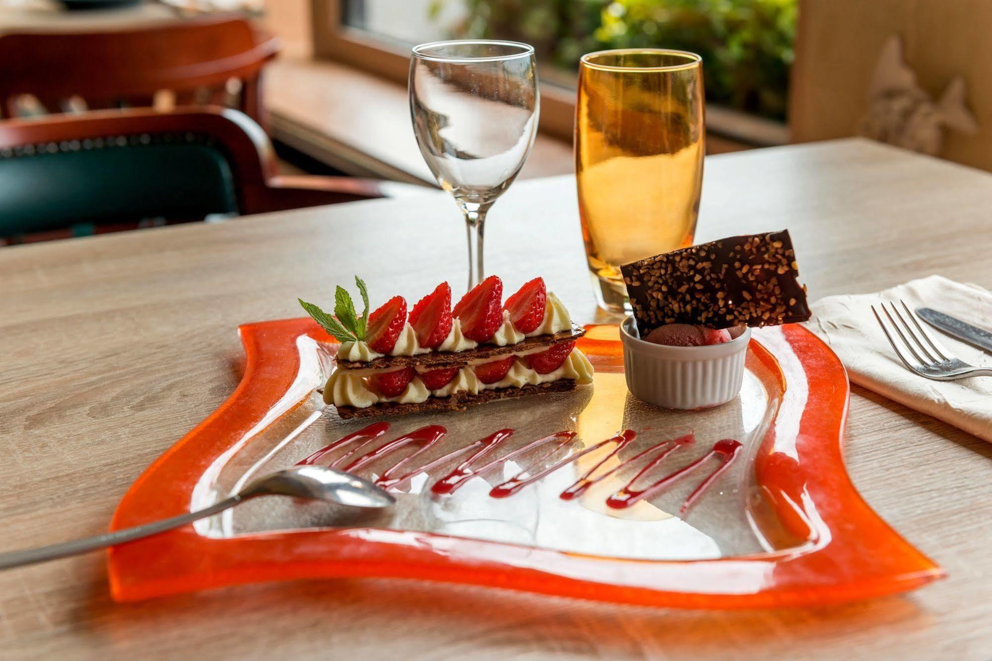 Le Mesnil-en-Vallée Logis Hotels - Au Poisson D'Argent - Hotel 3 Etoiles Et Restaurant מראה חיצוני תמונה