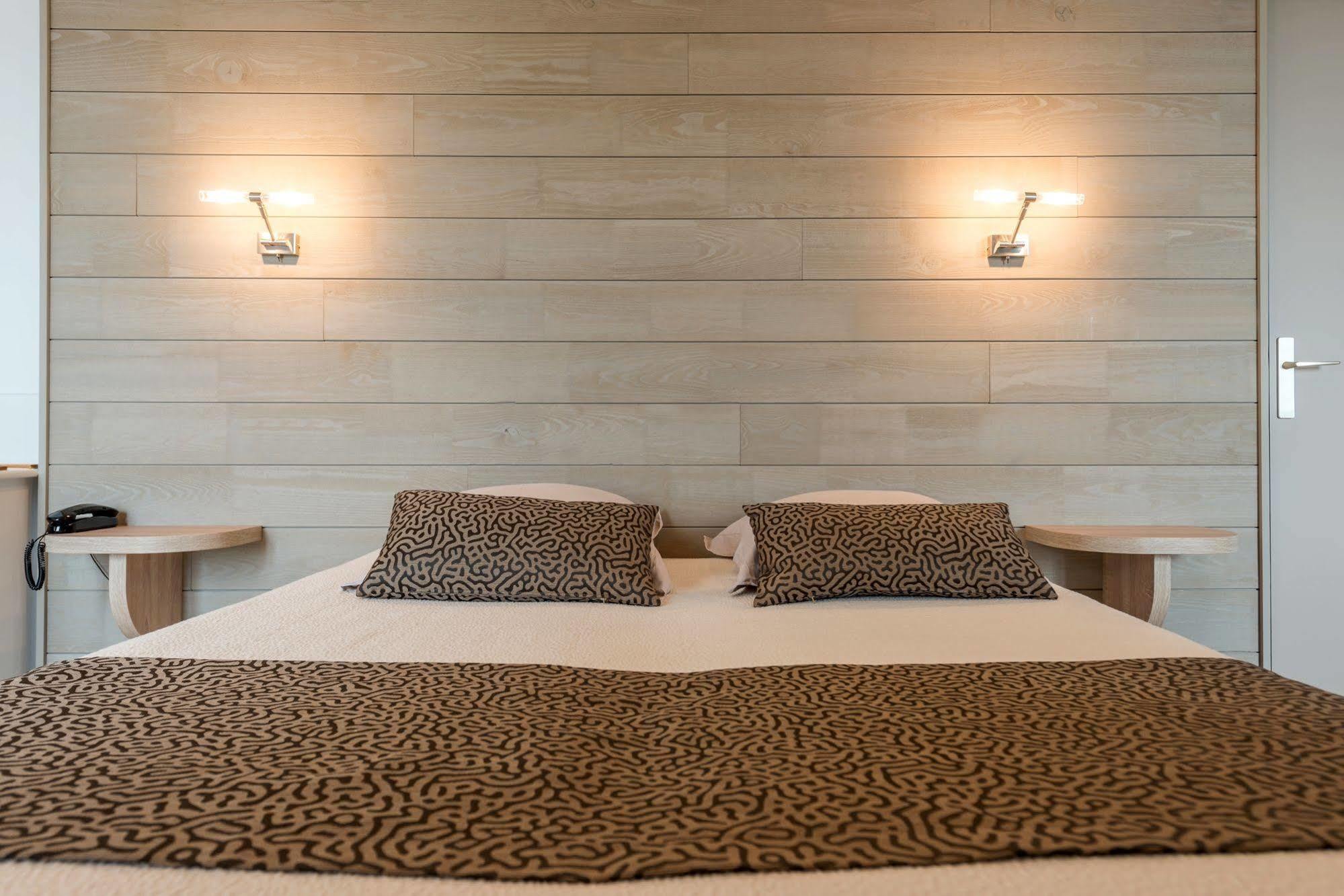 Le Mesnil-en-Vallée Logis Hotels - Au Poisson D'Argent - Hotel 3 Etoiles Et Restaurant מראה חיצוני תמונה