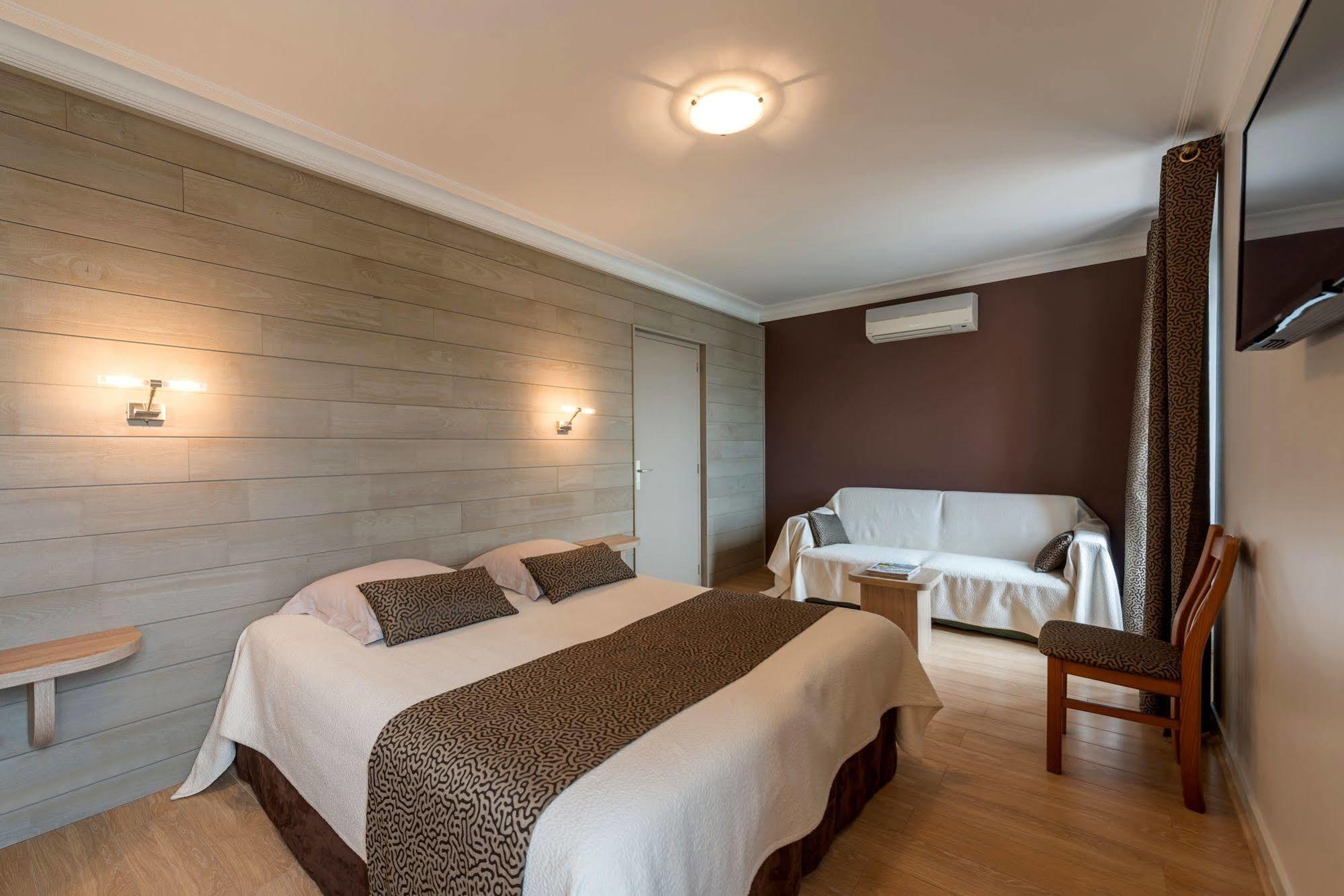 Le Mesnil-en-Vallée Logis Hotels - Au Poisson D'Argent - Hotel 3 Etoiles Et Restaurant מראה חיצוני תמונה