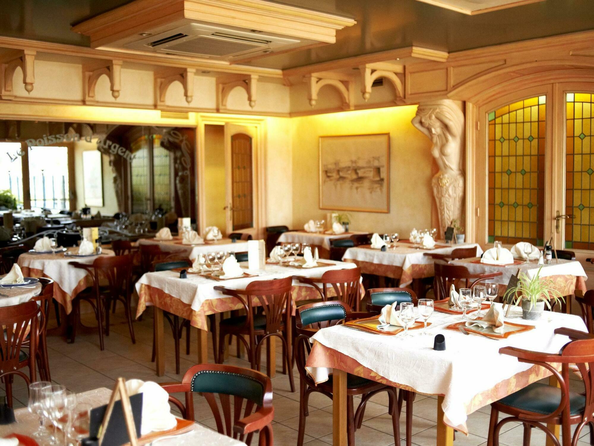 Le Mesnil-en-Vallée Logis Hotels - Au Poisson D'Argent - Hotel 3 Etoiles Et Restaurant מראה חיצוני תמונה