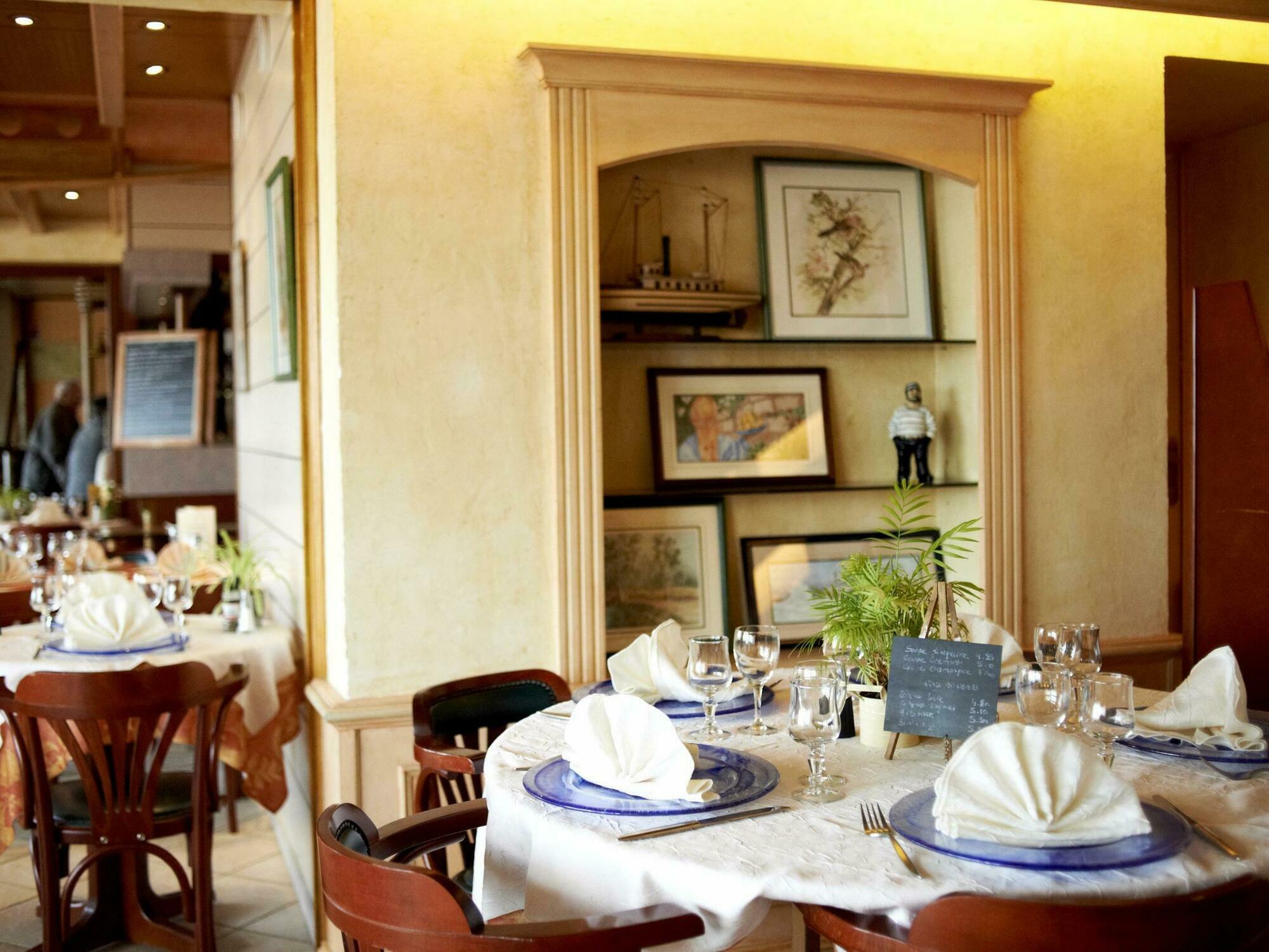 Le Mesnil-en-Vallée Logis Hotels - Au Poisson D'Argent - Hotel 3 Etoiles Et Restaurant מראה חיצוני תמונה