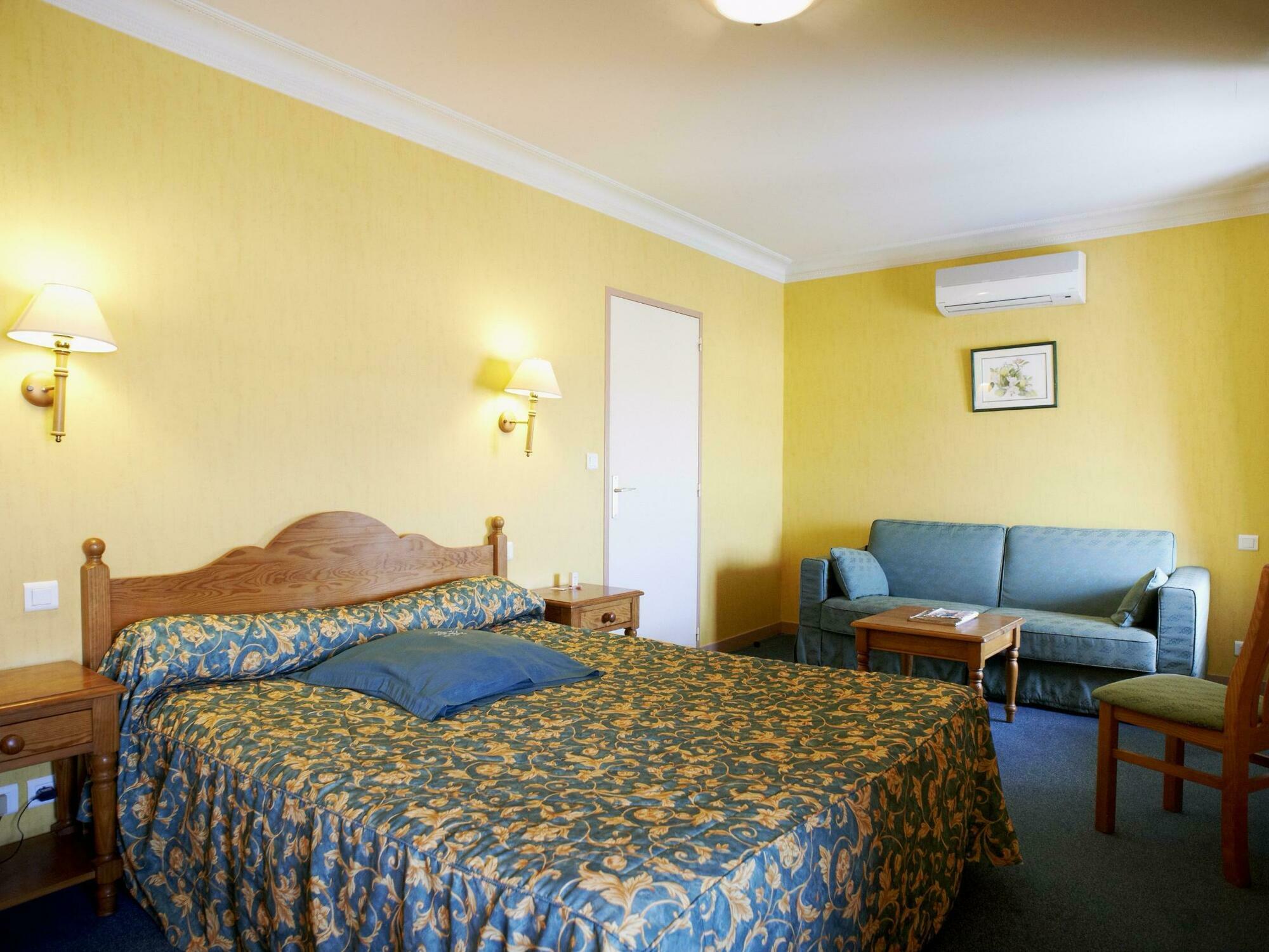 Le Mesnil-en-Vallée Logis Hotels - Au Poisson D'Argent - Hotel 3 Etoiles Et Restaurant מראה חיצוני תמונה